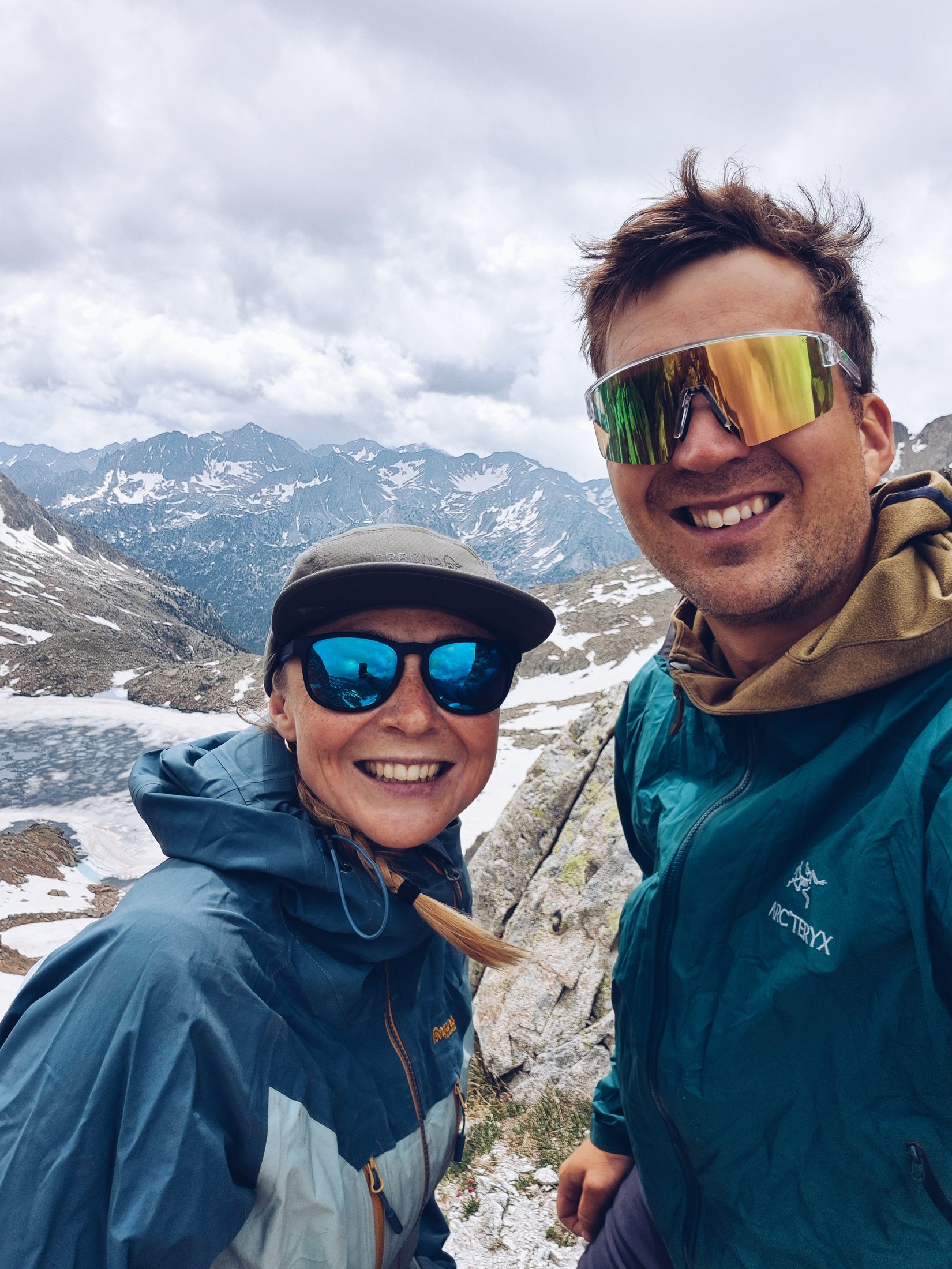 Linda och Daniel tillsammans i alpin miljö